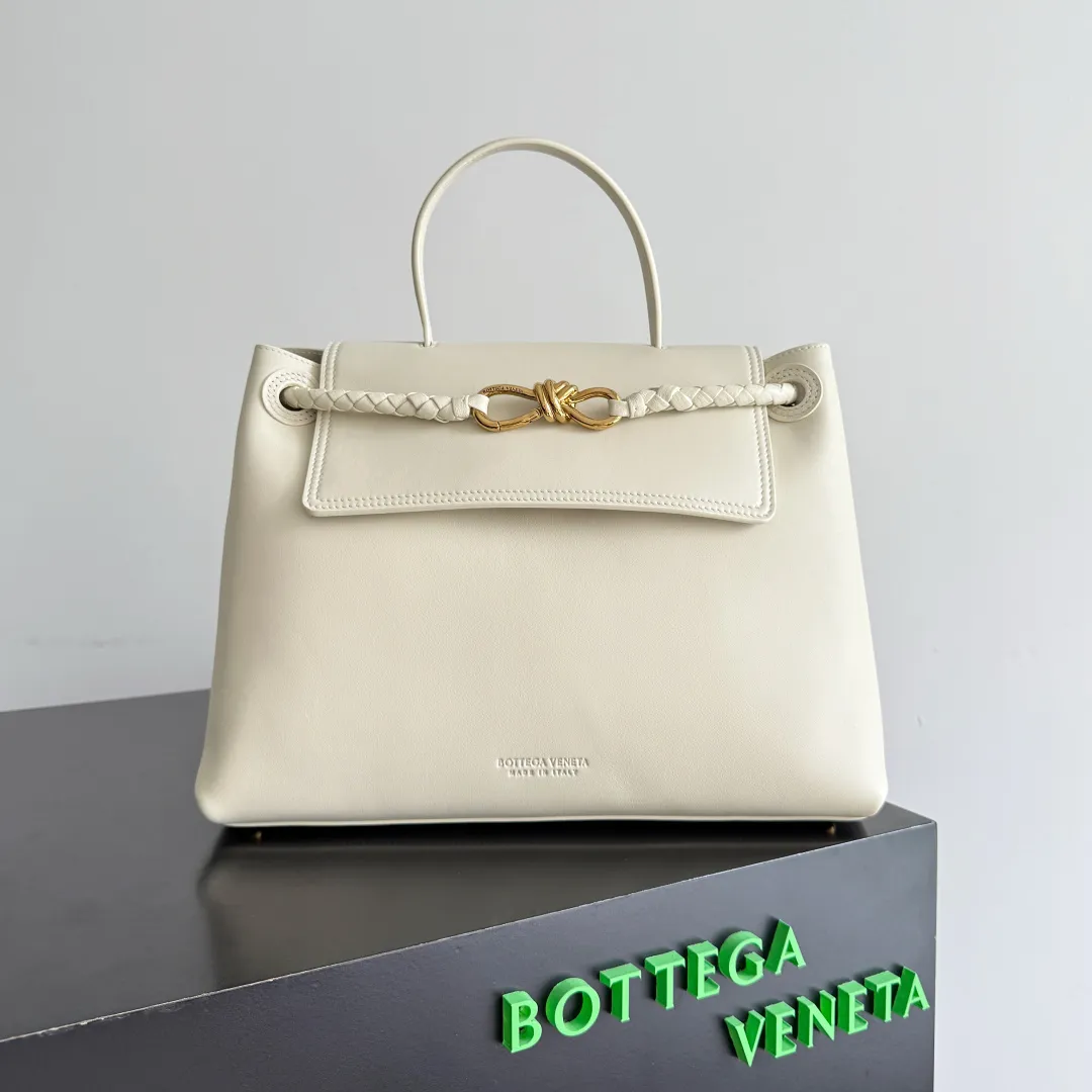 Batch 2360 BottegaVeneta Latest Ciao Ciao Bag Silky cowhide two-way flap handbag with signature twist detail, hidden hook closure, flap can be fastened to the front or attached to the INTRECCIATO woven interior pocket, comes with an adjustable and detachable crossbody strap, interior compartment, and also features a zippered pocket. The surprise flap has various shapes. Style 1 - Cover the bag surface and expose the knot decoration. Style 2 - Place the flap inside the bag. A buckle is also designed. Style 3 - The U-shaped position of the top handle in the hand bag. Style No.: 817231 Size: 34*26*15cm